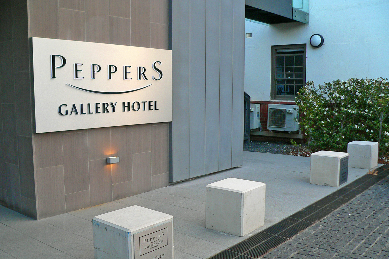  Peppers Gallery Hotel Canberra 